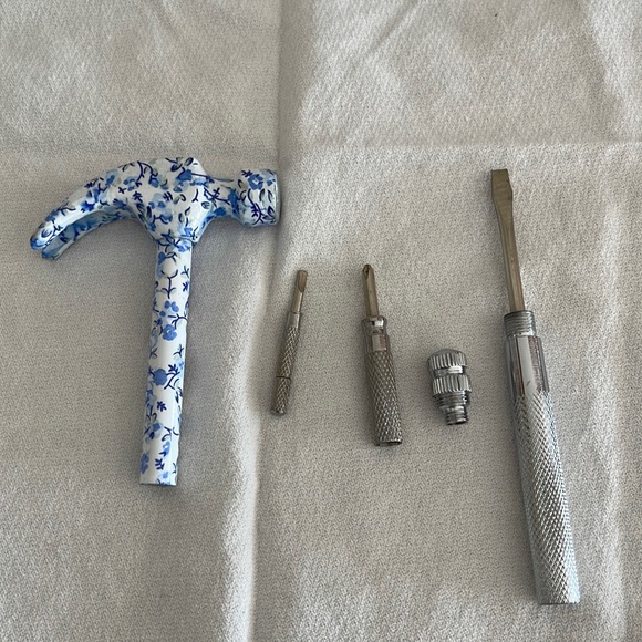 Multiple use hammer screwdriver set. 3 different size screwdrivers. - Picture 2 of 6